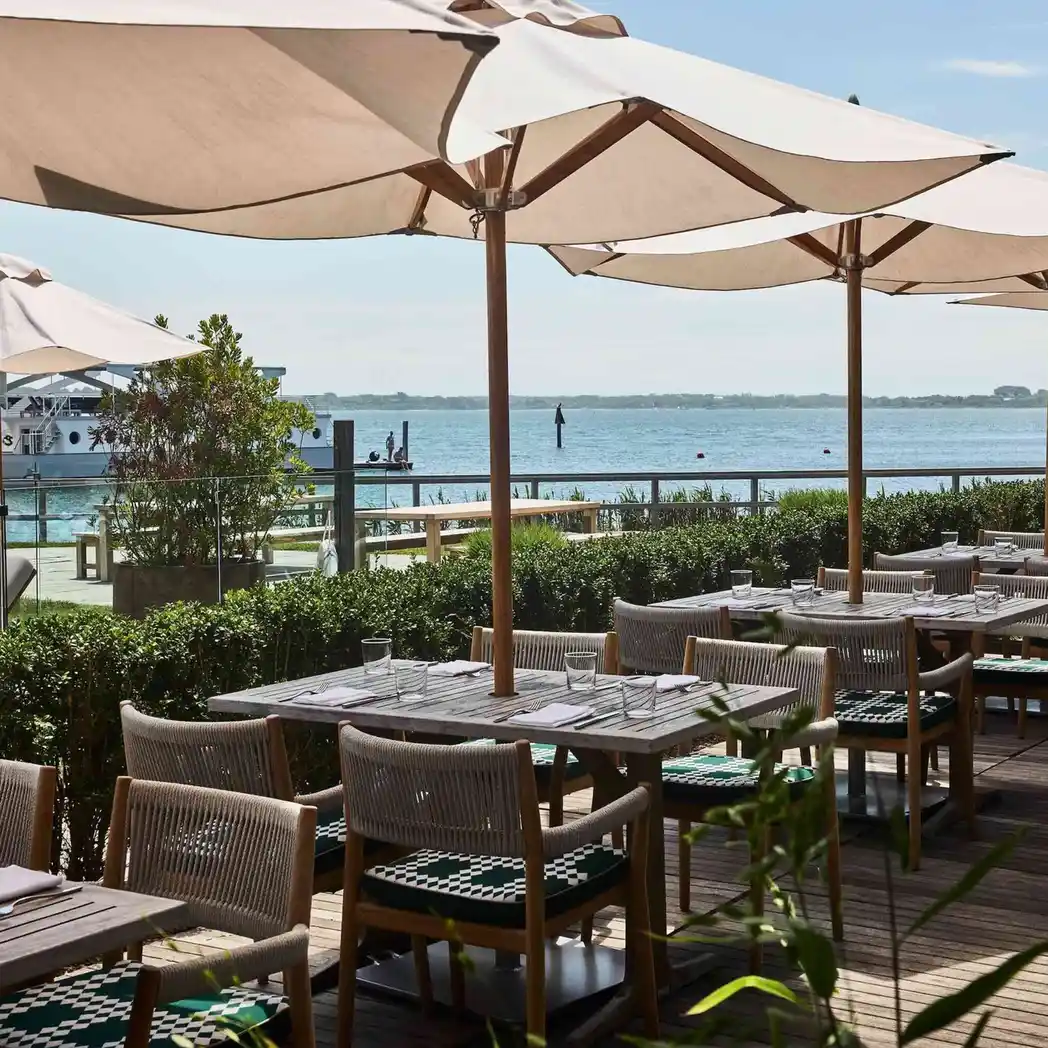 Alba Spiaggia features indoor and outdoor seating