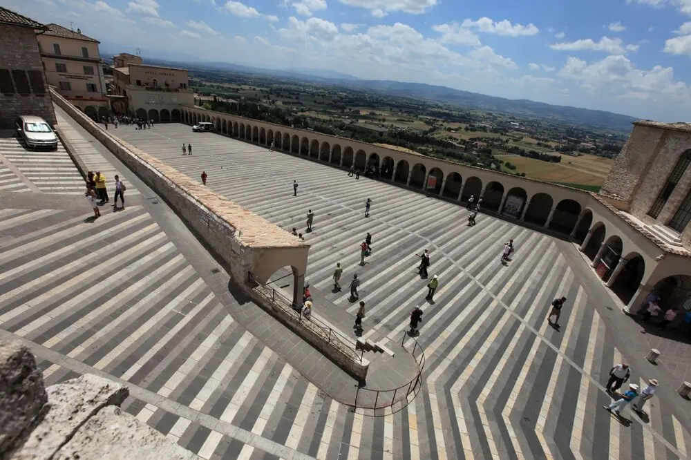 Assisi, Basilica di San Francesco, Piazza Inferiore